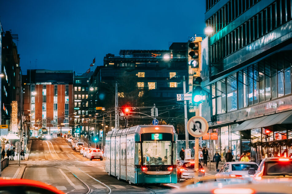 Öinen Helsingin keskusta. Raitiovaunu ylittää Mannerheimintietä.