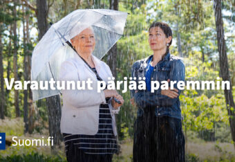 Kaksi naista vesisateessa. Toinen on varautunut sateenvarjolla, toinen ei. Varautunut pärjää paremmin.